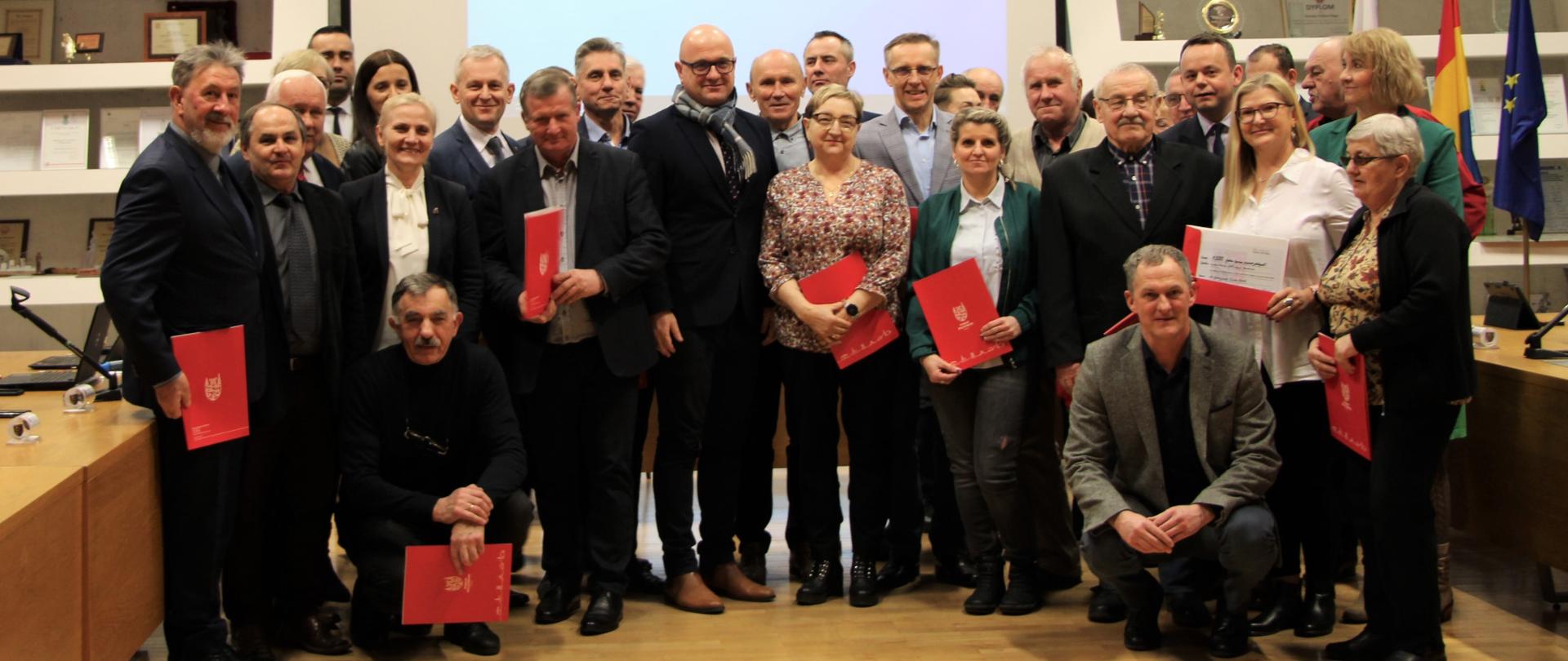 Władze powiatu polkowickiego z grupą ludzi po wręczeniu im nagród w konkursie 