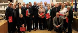Władze powiatu polkowickiego z grupą ludzi po wręczeniu im nagród w konkursie 