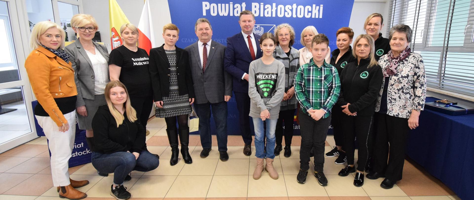 Rozstrzygnięcie konkursu Nakręceni Dobrem - edycja I. Sala konferencyjna Starostwa Powiatowego w Białymstoku. Wspólne zdjęcie laureatów i organizatorów.
