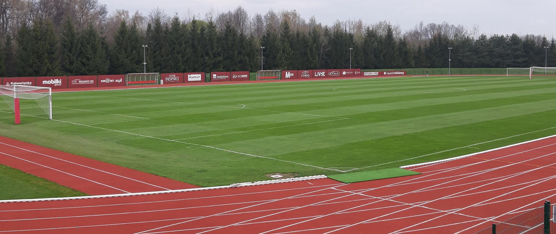 Stadion MKS Kalwarianka, na pierwszym planie bieżnia lekkoatletyczna, w środkowej części boisko piłkarskie. 