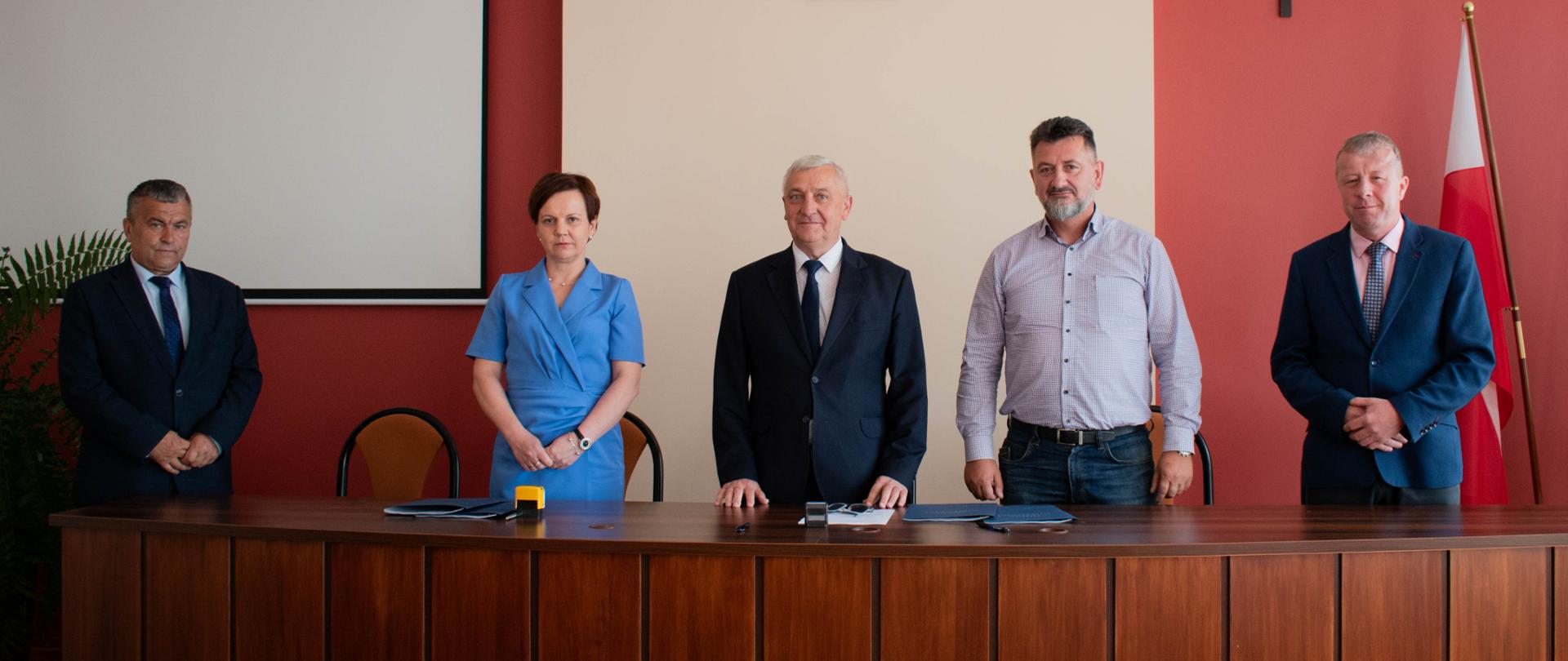 Na zdjęciu ukazani są przedstawiciele władz lokalnych oraz firm wykonujących inwestycję