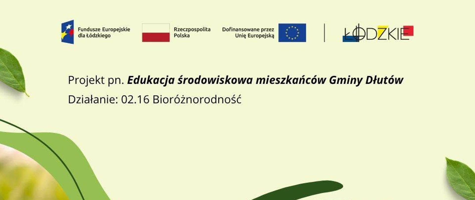 Grafika promująca projekt unijny pod nazwą 'Edukacja środowiskowa mieszkańców Gminy Dłutów' w ramach działania '0.216 Bioróżnorodność'. W centralnej części obrazu znajduje się zdjęcie przedstawiające dłonie różnych osób, które wspólnie sadzą młodą roślinę w ziemi. W lewym dolnym rogu widoczny jest fragment sadzonki w glebie. U góry umieszczone są logotypy Funduszy Europejskich, Rzeczypospolitej Polskiej oraz Unii Europejskiej, a także logo województwa łódzkiego.