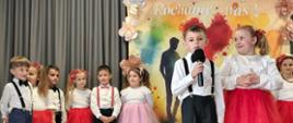 Chłopiec z grupy starszaków recytuje wiersz dla Rodziców