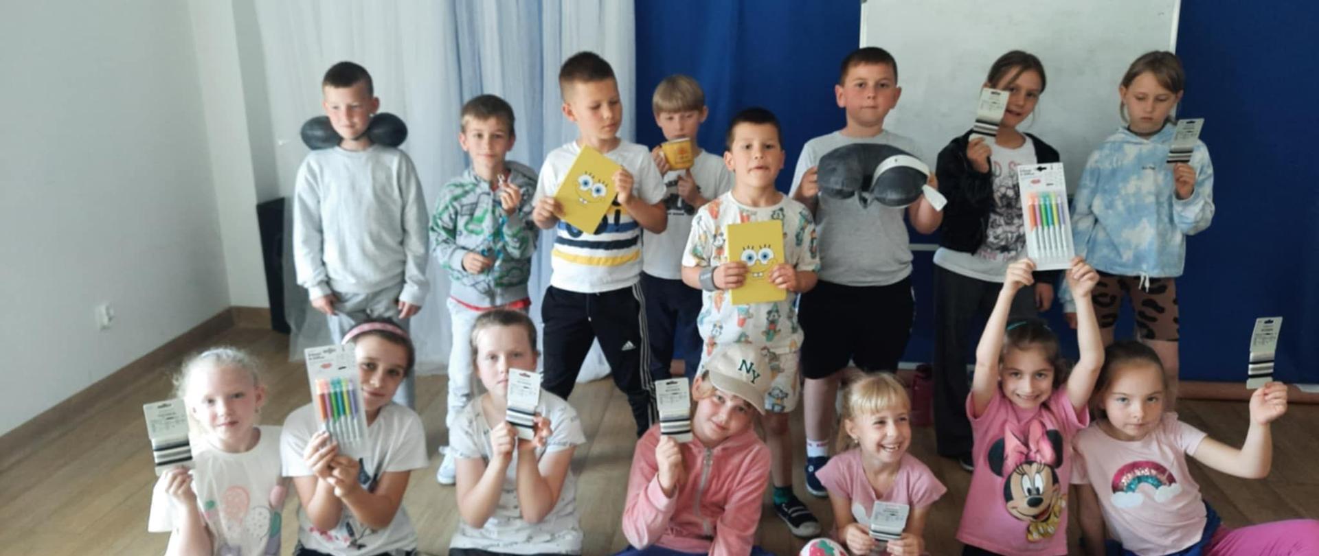 grupa uczniów z nagrodami