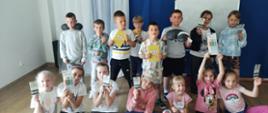 grupa uczniów z nagrodami
