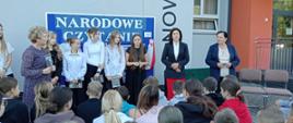 Pani wicedyrektor szkoły przemawia do zgromadzonych uczniów podczas akcji "Narodowe Czytanie"