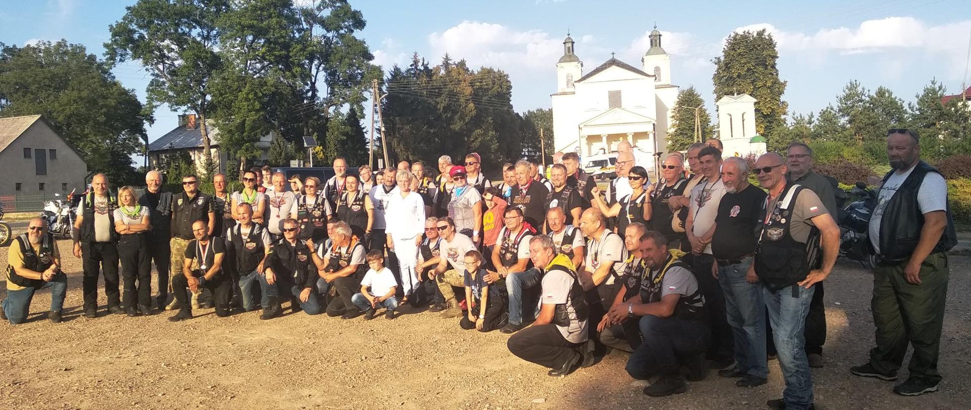 Pamiątkowa fotografia na tle Kościoła w Skrzeszewie