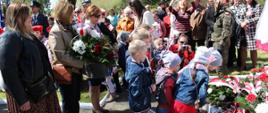 Poszczególne delegacje składają kwiaty -wiązanki składają dzieci z hajnowskich przedszkoli