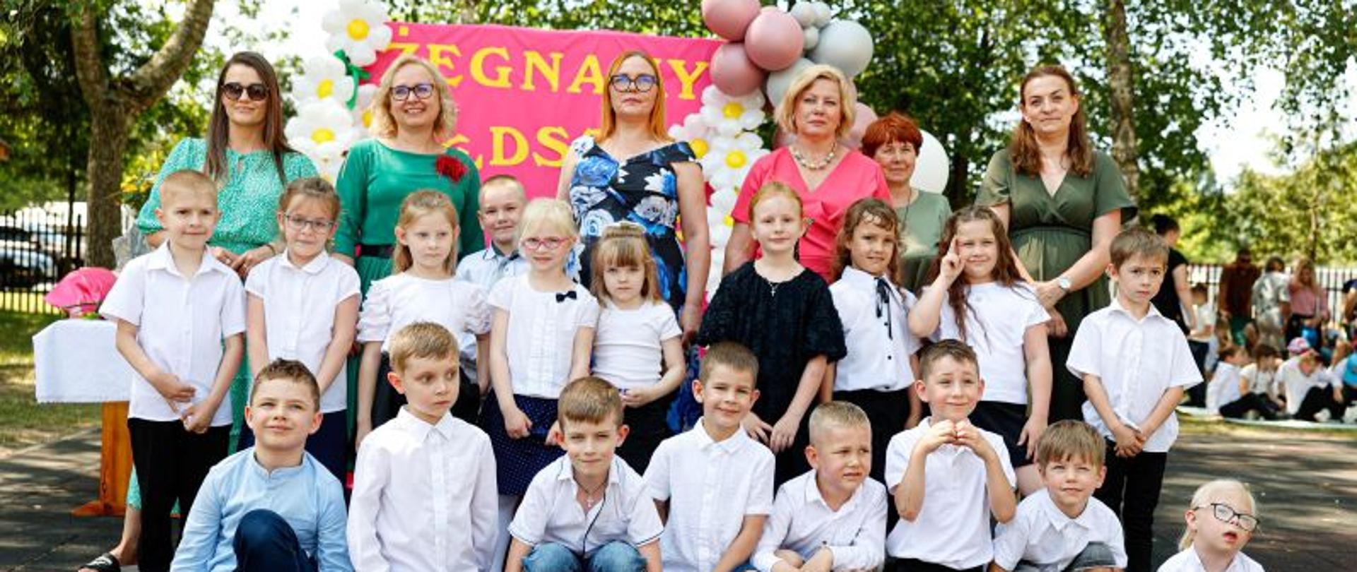 Grupa Żuberków pozuje do zdjęcia wraz z nauczycielkami i Dyrekcją