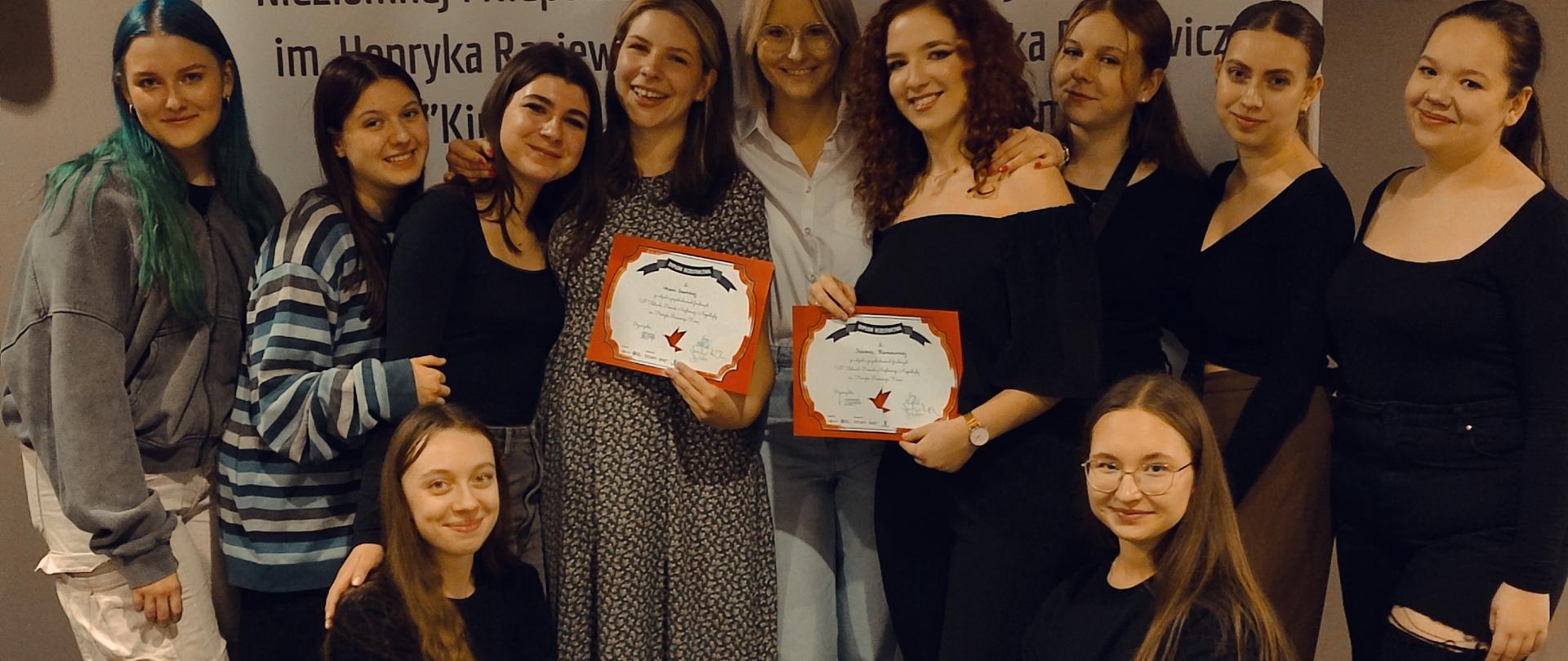 Członkinie zespołu pozują z otrzymanymi dyplomami