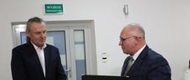 Moment wręczenia nagród laureatom konkursu