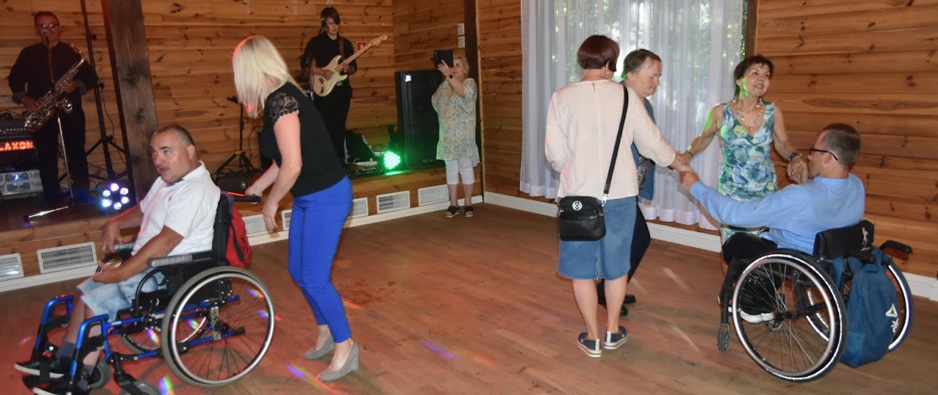 grupa osób niepełnosprawnych tańcząca w rytm muzyki