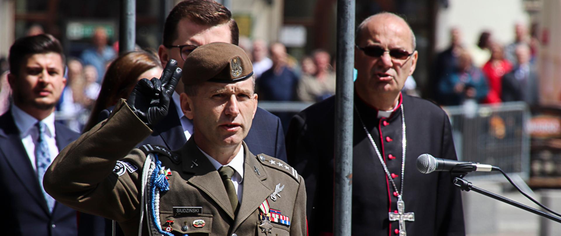 zdjęcie przedstawia dowódcę 11 brygady MBOT salutującego. 