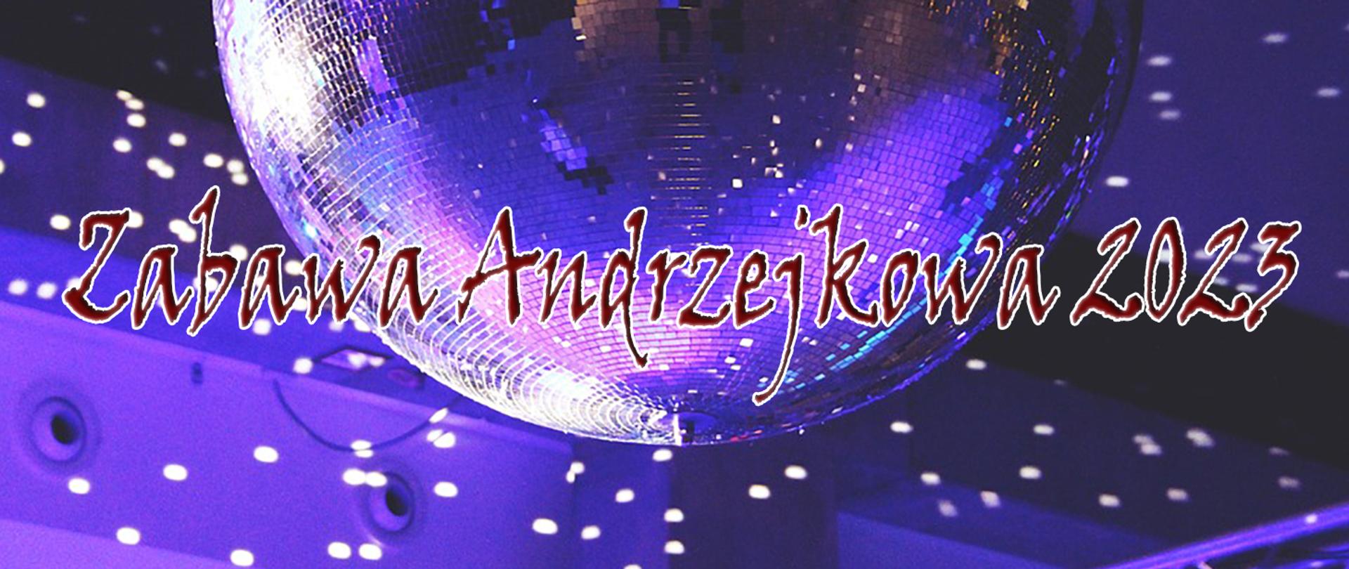 Bordowy napis zabawa andrzejkowa 2023 w tle kula dyskotekowa oświetlona niebieskim światłem