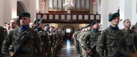 Żołnierze podczas uroczystej Mszy Świętej w kościele Ojców Pasjonistów w Przasnyszu
