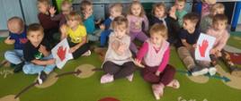 Dzieci pozują do zdjęcia