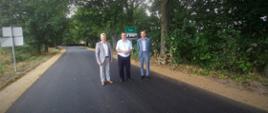 Obecni przy odbiorze drogi - Dyrektor ZDP Mikołaj Janowski, Naczelnik Wydziału Komunikacji i Dróg Wiesław Tichoniuk oraz Dyrektor Naczelny Przedsiębiorstwa Drogowo - Mostowego MAKSBUD Jan Miniuk stoją na nowo wyremontowanym odcinku drogi w Sakach