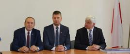 Uczestniczący w spotkaniu senator Jacek Bogucki, wiceminister Dariusz Piontkowski oraz wojewoda Bohdan Paszkowski