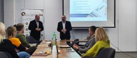 Zdjęcie przedstawia Starostę Krzysztofa Bieńkowskiego, który wita wszystkich przybyłych na spotkanie w ramach projektu "Mazowiecki Ośrodek Wsparcia Ekonomii Społecznej II".