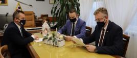 Minister Michał Cieślak starosta Grzegorz Piec i członek zarządu powiatu Jarosław Staciwa