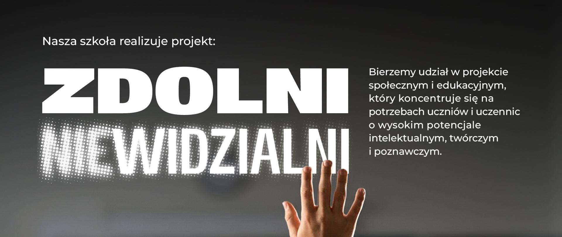 Granatowe tło, w prawym górnym rogu zdjęcie chłopca zrobione od tyłu, chłopiec podnosi prawą rękę do góry. Dookoła niego białe napisy. Na dole logo różnych firm i fundacji.
