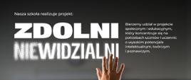 Granatowe tło, w prawym górnym rogu zdjęcie chłopca zrobione od tyłu, chłopiec podnosi prawą rękę do góry. Dookoła niego białe napisy. Na dole logo różnych firm i fundacji.