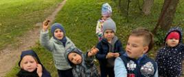 Dzieci prezentują kasztany