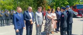 Moment wręczenia nagród i odznaczeń samorządowcom