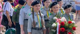 harcerze przed kościołem