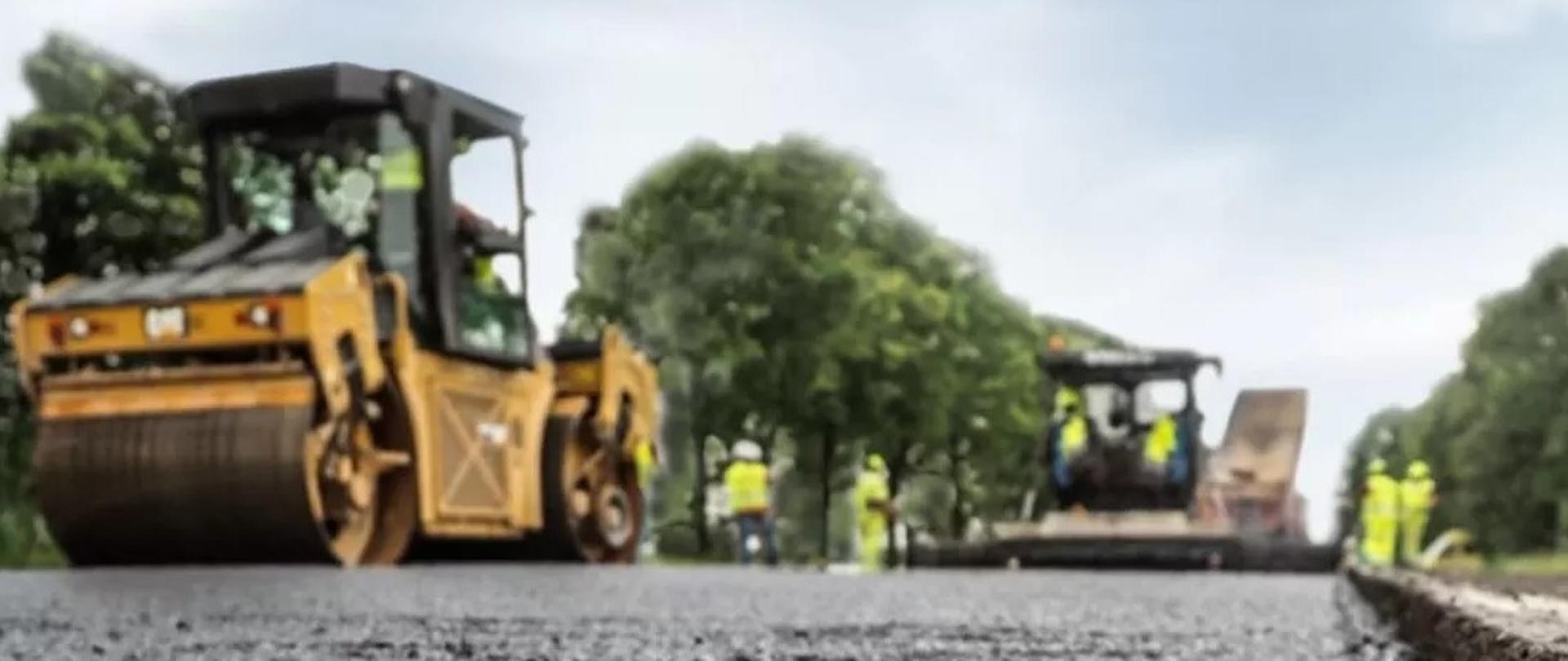 Świeżo ułożony asfalt walcowany przez walec
