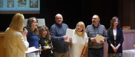Moment wręczenia statuetek i dyplomów wyróżnionym artystom