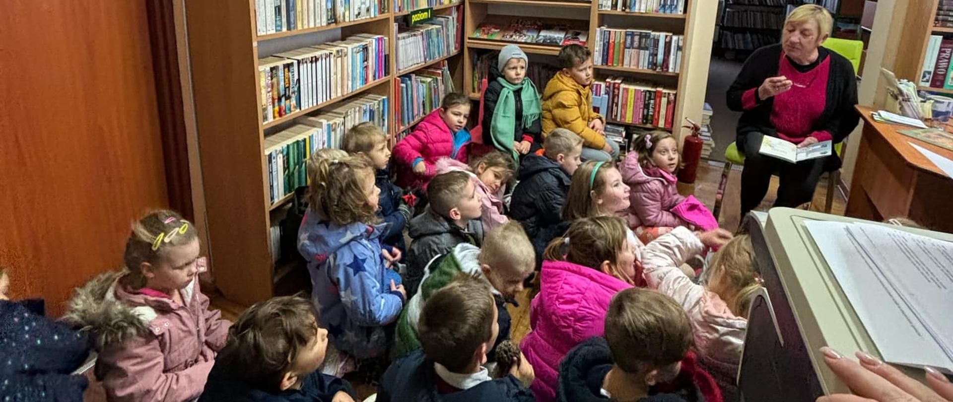 Dzieci podczas wizyty w bibliotece