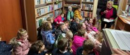 Dzieci podczas wizyty w bibliotece