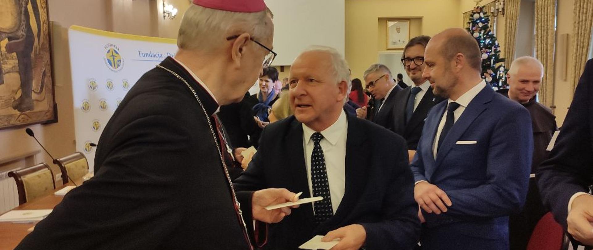 Zdjęcie spotkanie opłatkowe samorządowców z „Miast i Miejscowości Papieskich”, na zdjęciu po prawej Burmistrz Miasta i abp Stanisław Gądecki.
