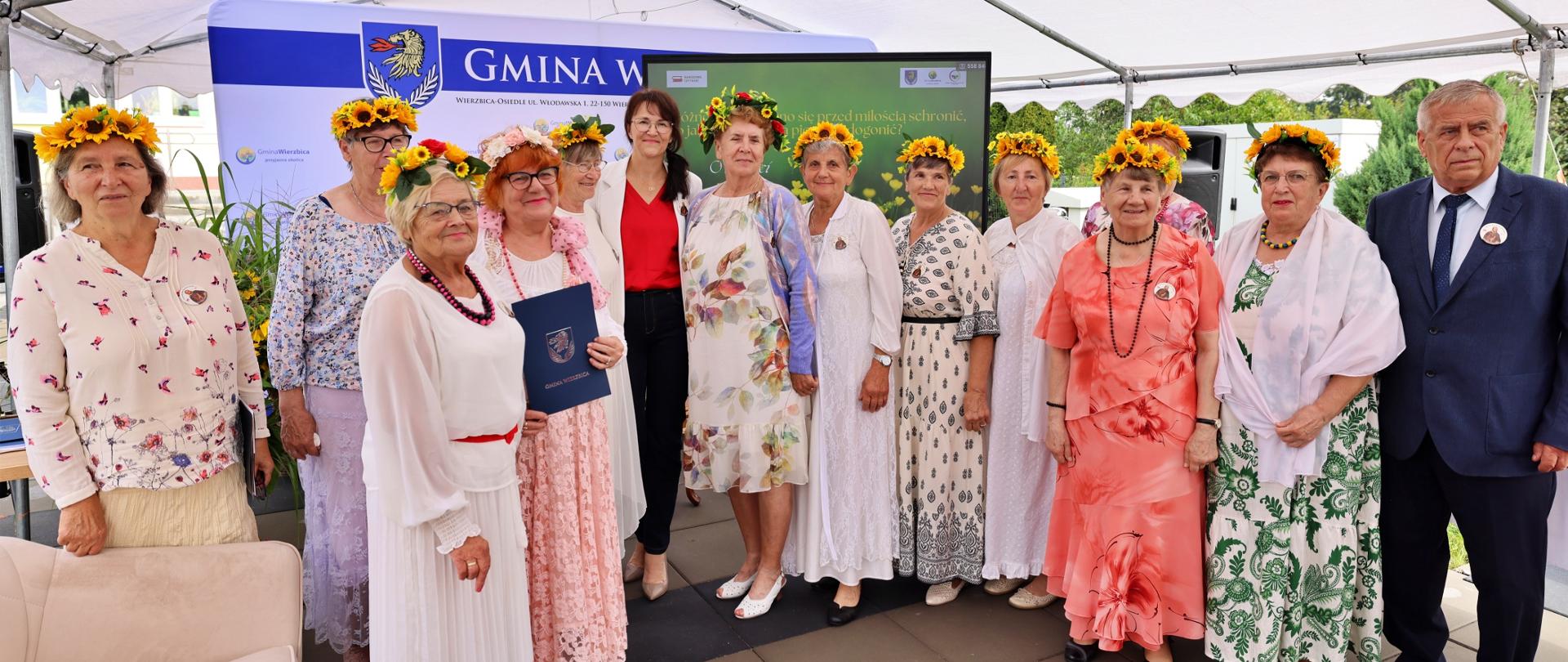 mieszkańcy oraz zaproszeni goście podczas wspólnego czytania poezji