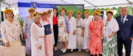 mieszkańcy oraz zaproszeni goście podczas wspólnego czytania poezji