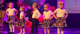Występ przedstawicieli starszych grup Żłobkowych. Dzieci znajdują się na scenie Sokołowskiego Ośrodka Kultury.
