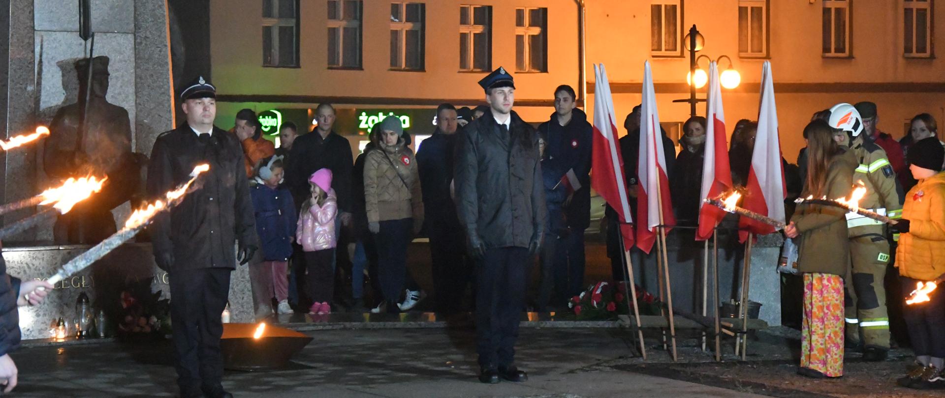 ludzie zebrani przed pomnikiem Poległym za wolność na Rynku w Margoninie