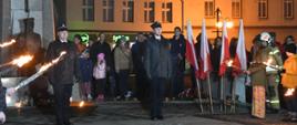 ludzie zebrani przed pomnikiem Poległym za wolność na Rynku w Margoninie