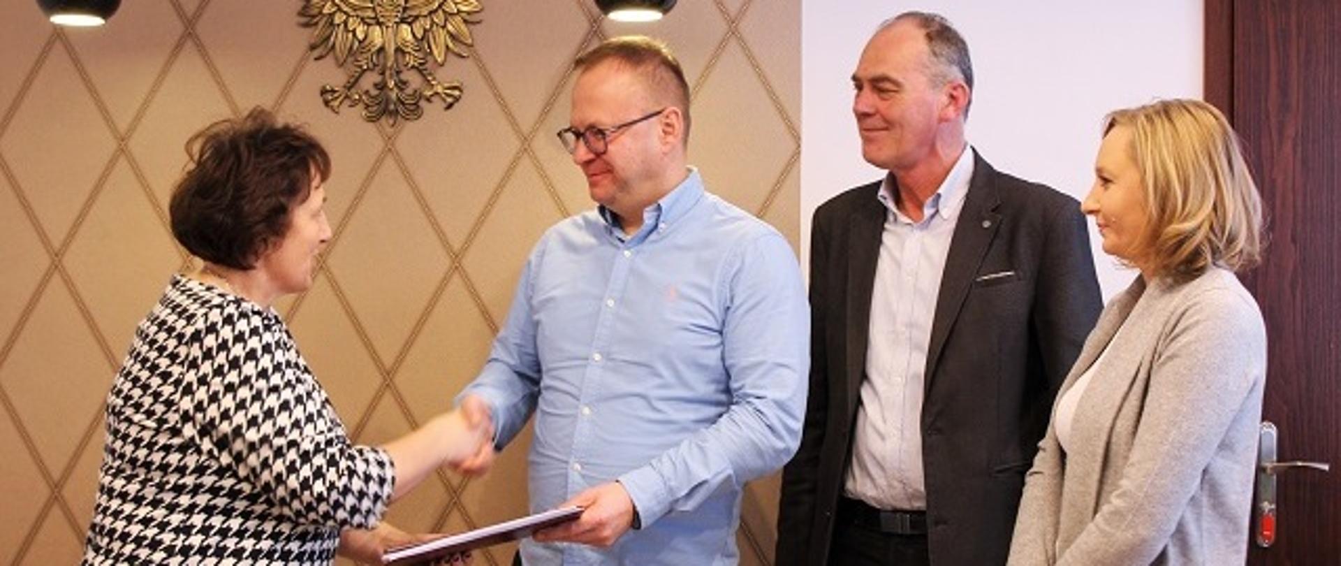 na zdjęciu od lewej: Elżbieta Sadowska Starosta Sokołowski, Adam Witkowski - firma Wikrusz, Ryszard Domański Wicestarosta Sokołowski, Iwona Odrobińska - Skarbnik Powiatu