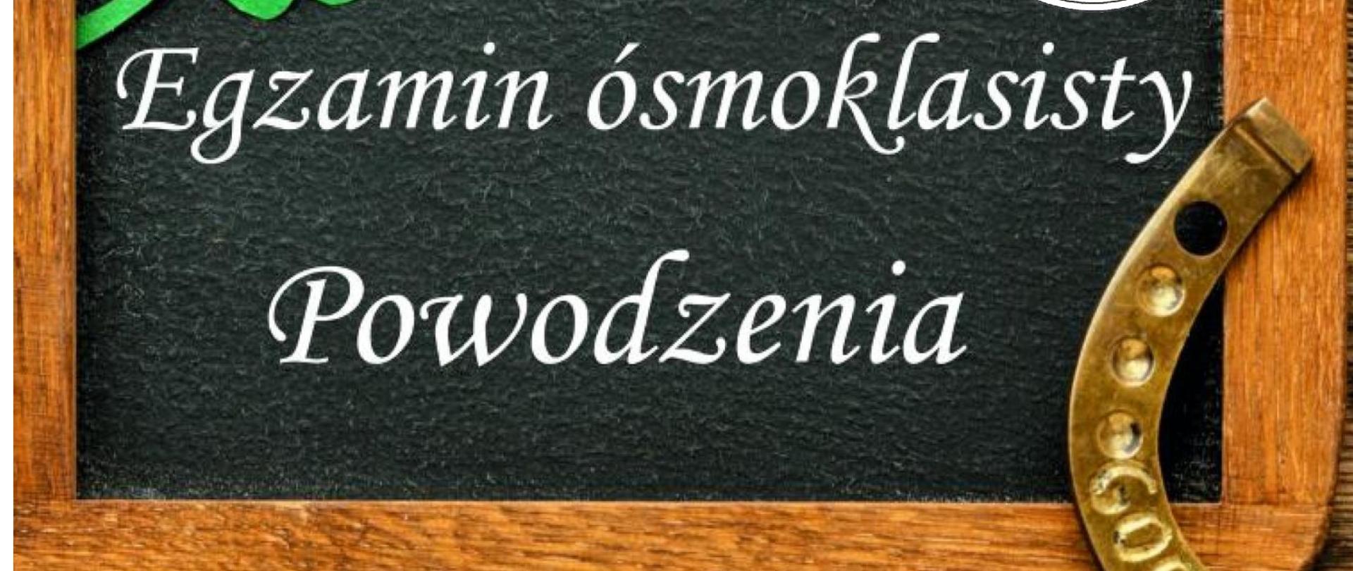 Grafika przedstawia na ciemnym tle w drewnianej ramce napis Egzamin ósmoklasisty Powodzenia. U góry z lewej strony znajduje się czterolistna koniczyna, z prawej strony znajduje się stempel Gminy Wietrzychowice
