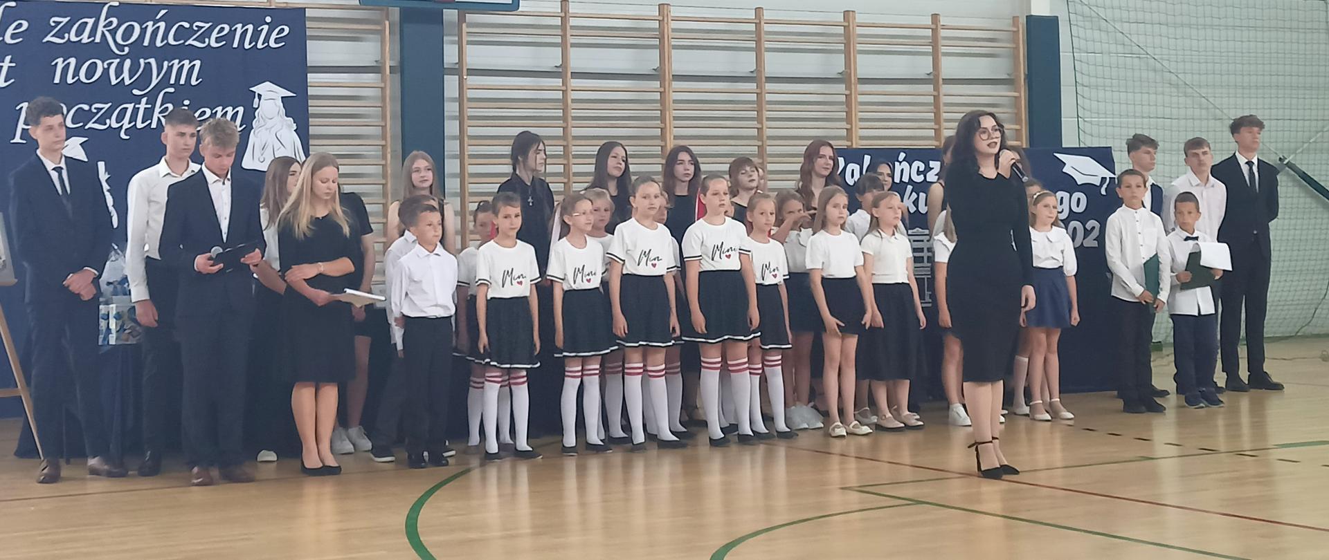 Uczniowie klas trzecich i ósmej podczas występu na zakończenie roku szkolnego 2024_25.