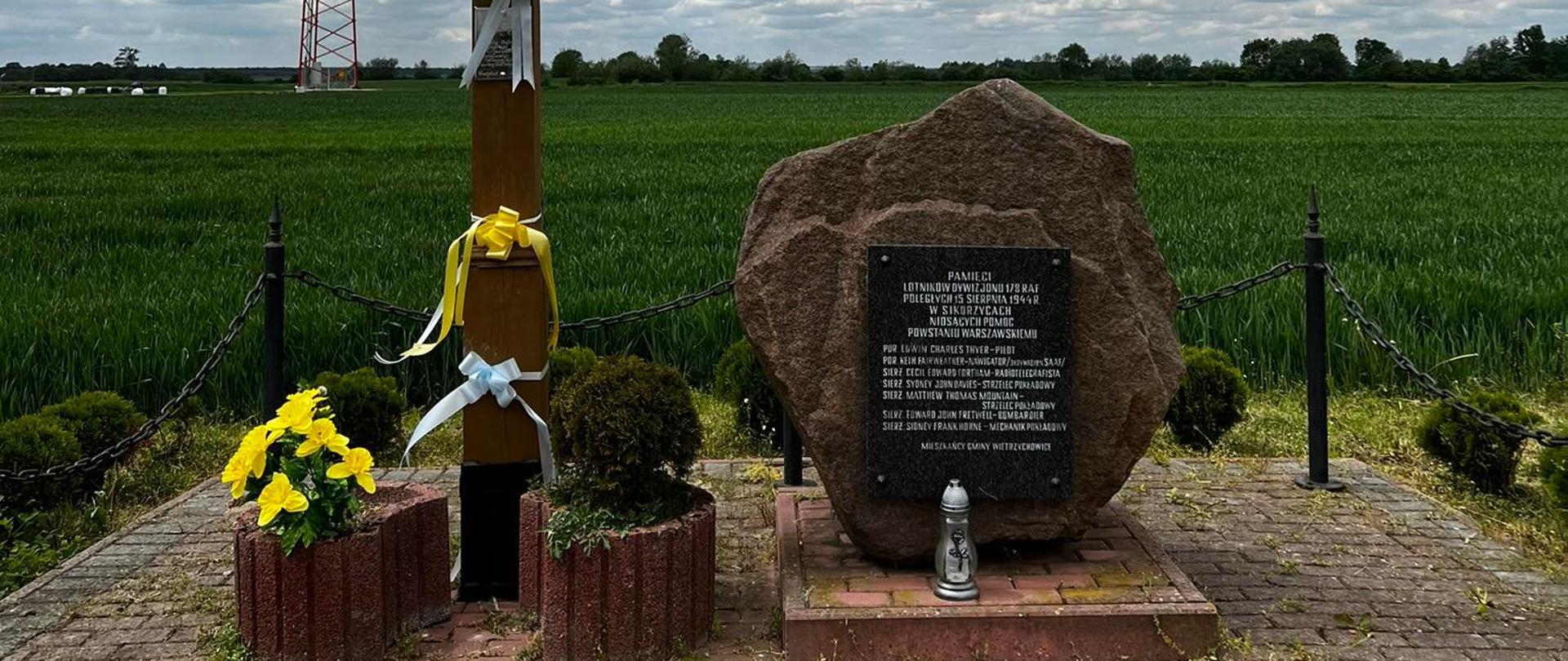 zdjęcie przedstawia krzyż oraz kamień z pamiątkową tablicą ku pamięci żołnierzy RAF 