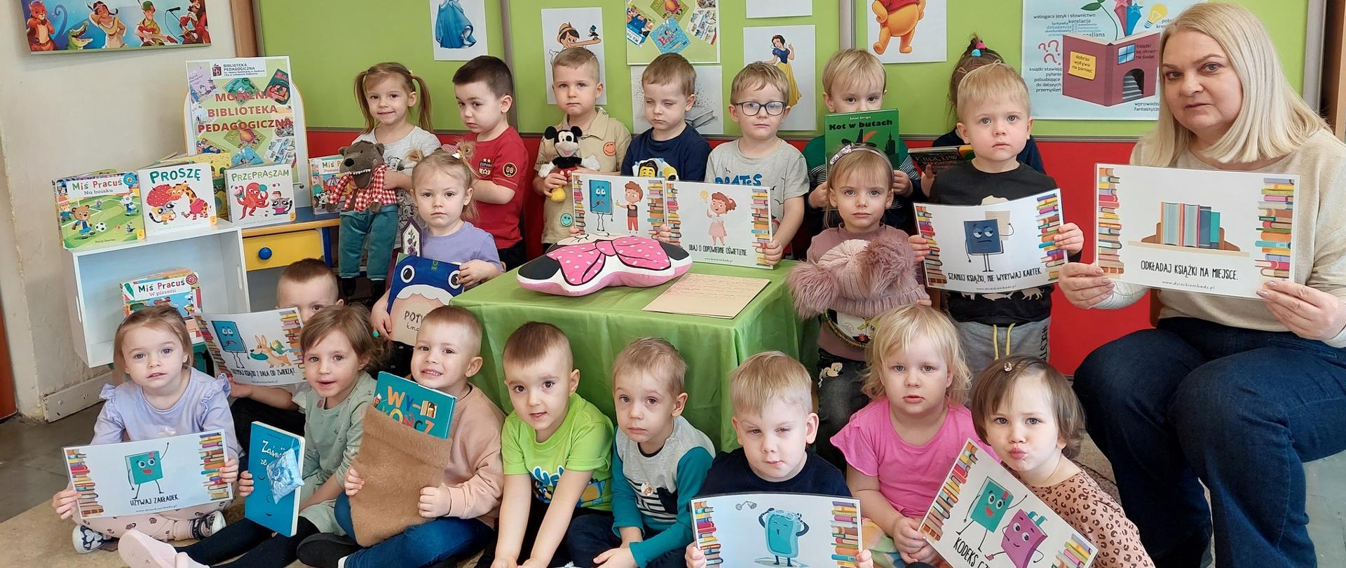 1 dorosły i grupa dzieci z książkami