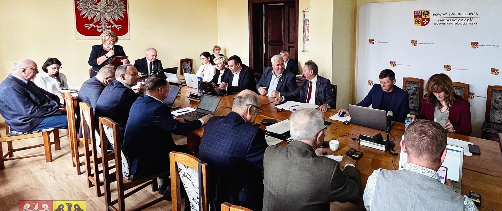 grupa ludzi wewnątrz