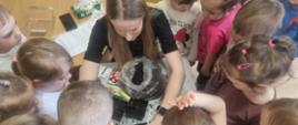 Dzieci w trakcie pracy przy zakładaniu ogrodu - przygotowanie sadzonek