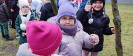 Dzieci pozują do zdjęcia z kulkami dla ptaków