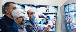 Nowe kamery zostały zamontowane na trasach wjazdowych do Przasnysza. NA zdjęciu Komendant Policji w Przasnyszu wraz ze Starostą Krzysztofem Bieńkowskim i Burmistrzem Łukaszem Chrostowskim oglądają nowy system monitoringu,