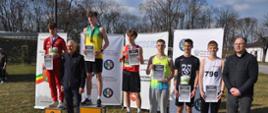Jan Melesz na podium w towarzystwie innych sportowców 