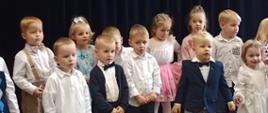 Grupa pasowanych przedszkolaków.